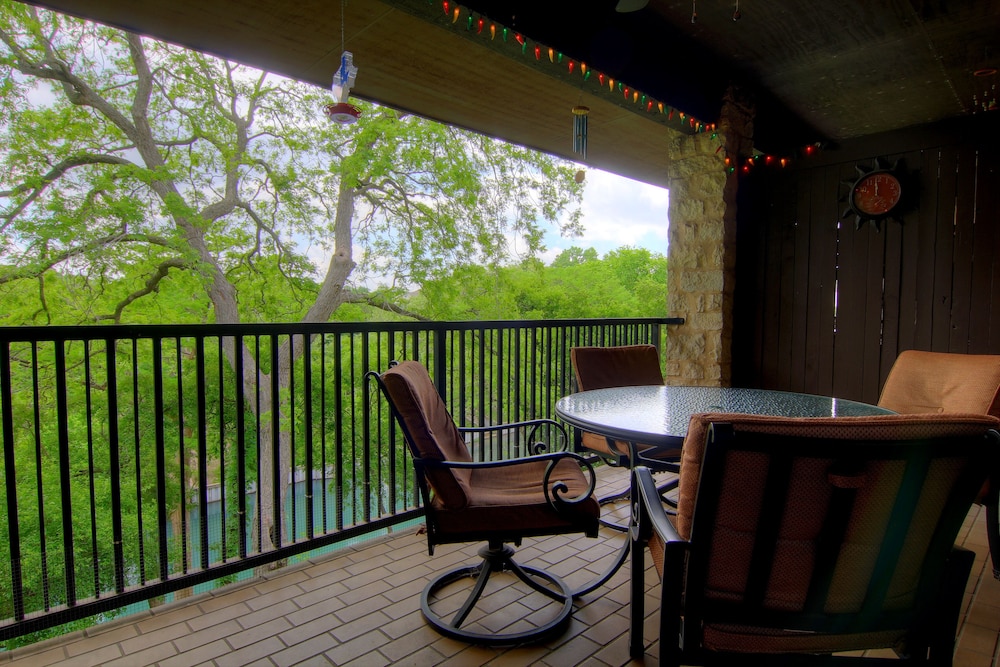 Delroy Curly Rays Comal Cw C211 2 Bedroom Condo by RedAwning — 4-Star Luxury Hotel in New Braunfels, United States