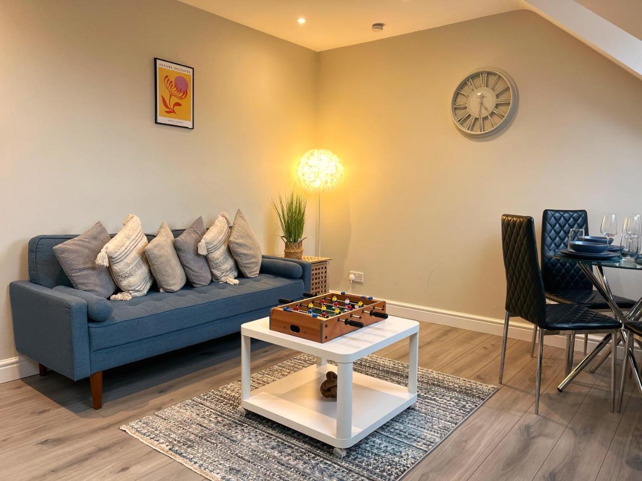 Central 2 Bedroom with Free Parking & Foosball Table
