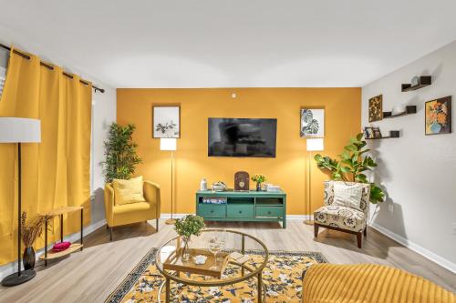 Casa Marigold ATX Cozy Stay Near DT & Airport — 4-Star Luxury Hotel in Austin, United States