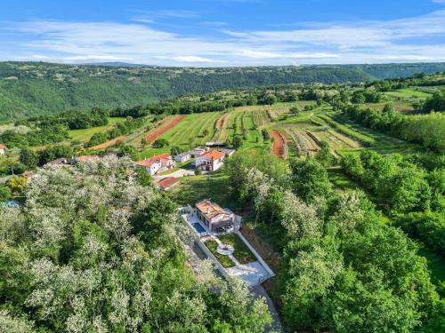 Charming Villa Harmonia with Heated pool and Indoor Jacuzzi surrounded by nature — 4-Star Luxury Hotel in Pican, Croatia
