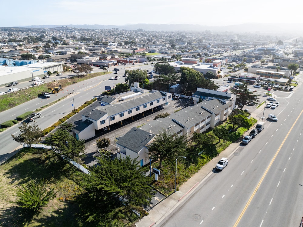Econo Lodge Bay Breeze - photo 31