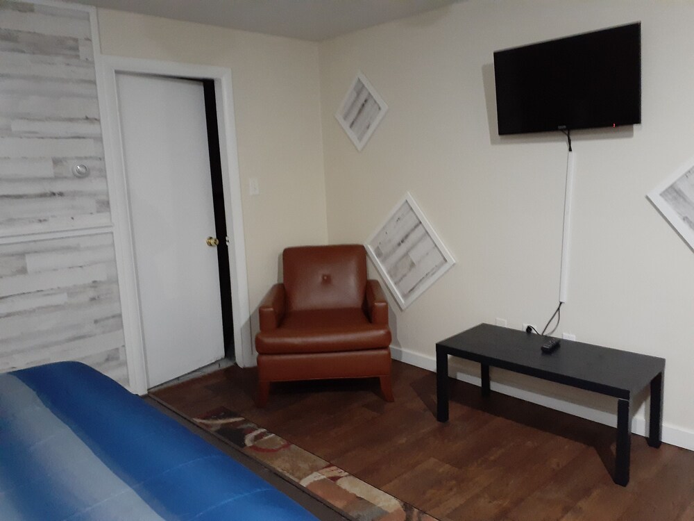 Town Line Motel - photo 39
