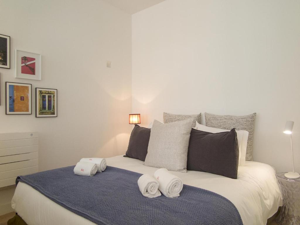 Chiado bright modern apt with ac elevator — 4-Star Luxury Hotel in Lisbon, Portugal