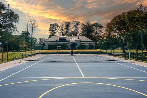 The Ranch Pool Table Table Tennis Firepit Piano — 4-Star Luxury Hotel in Stanthorpe, Australia