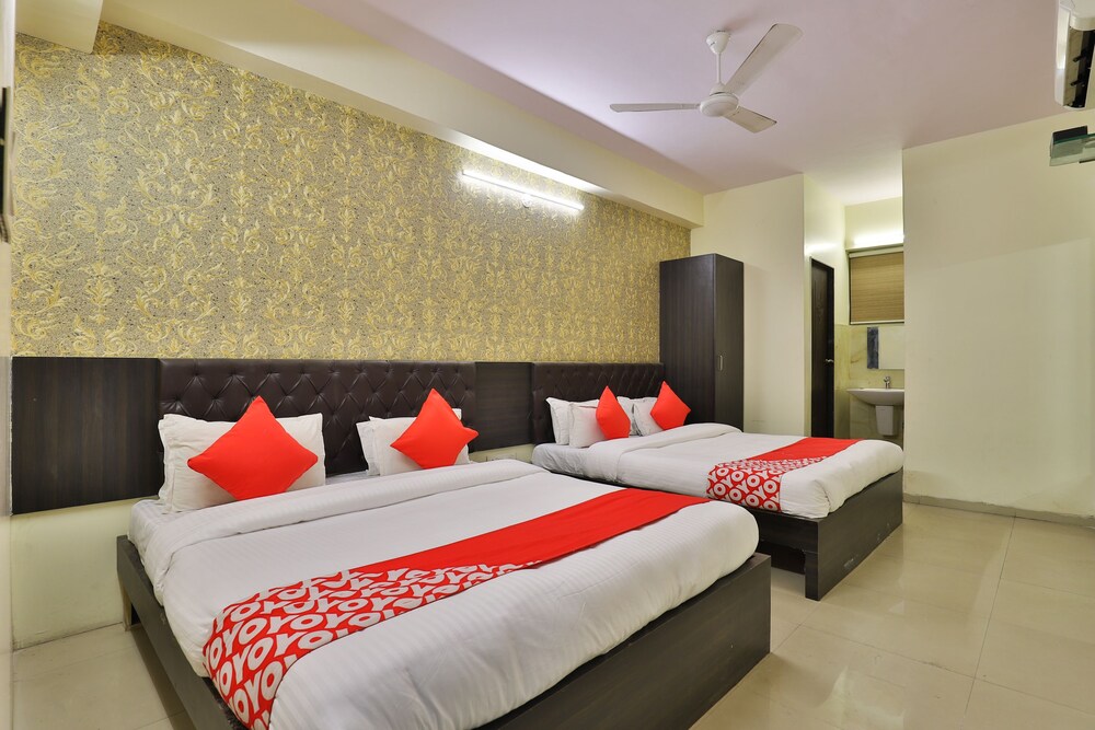 Oyo 28344 Siddhi Vinayak Rooms — Surat