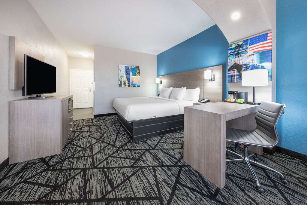 La Quinta Inn & Suites by Wyndham Alvarado - photo 21