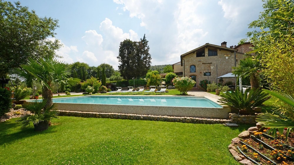 La Capanna Di Franca 6&2 Emma Villas — 4-Star Luxury Hotel in Sovicille, Italy