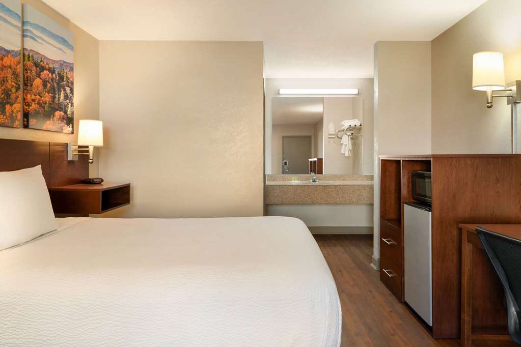 Days Inn by Wyndham Dillon - photo 11