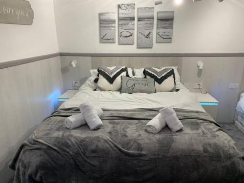 5 bed 5 bath New refurbishment for 2024. Sleeps 16 60 yds beach & harbour in Weymouth, United Kingdom