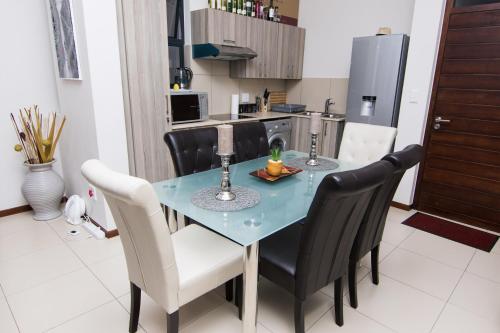 Luxury 2 Bedroom Lifestyle Apartment in Golf Estate — 4-Star Luxury Hotel in Roodepoort, South Africa
