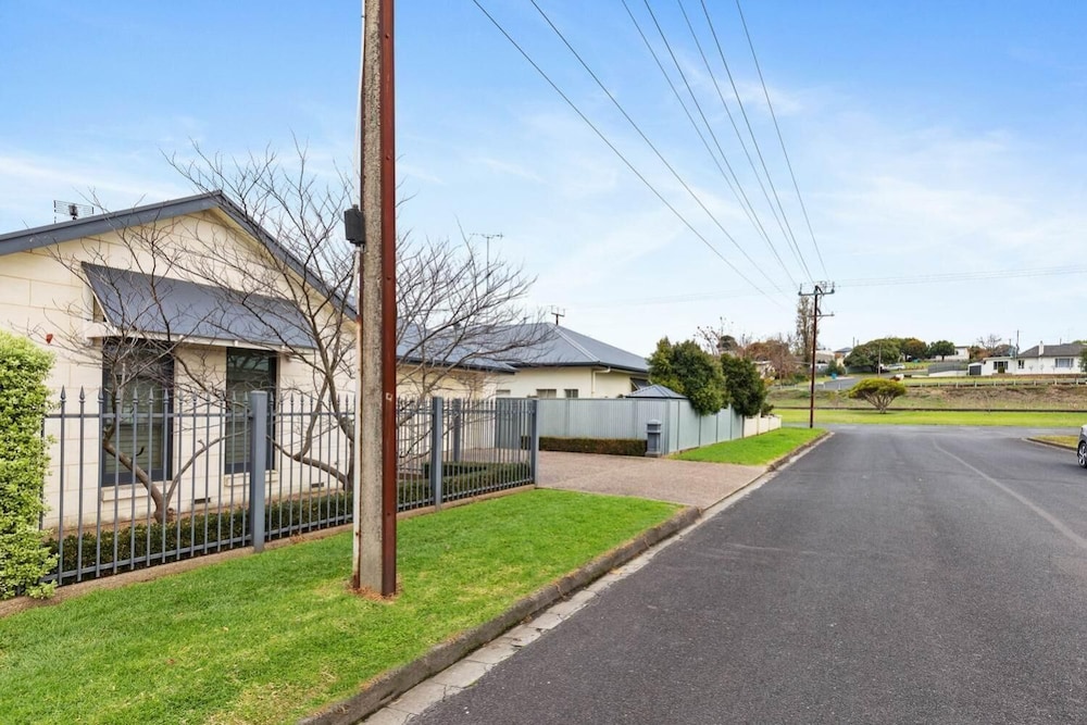 Domain Two Apartment — 4-Star Luxury Hotel in Mount Gambier, Australia
