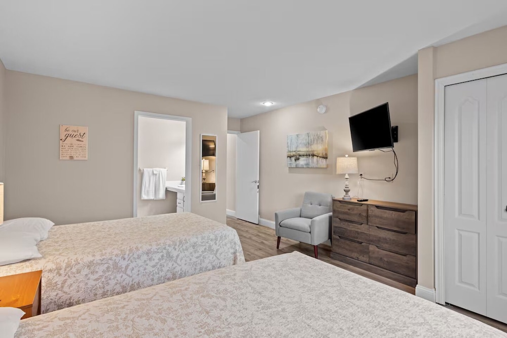 Torch Lake Sunrise Views and Golf 741 — hotel in Keewatin