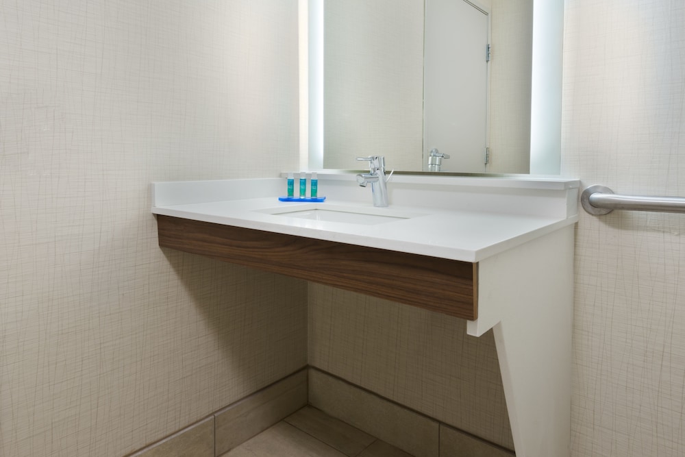 Holiday Inn Express & Suites Columbus Airport East by IHG - photo 29