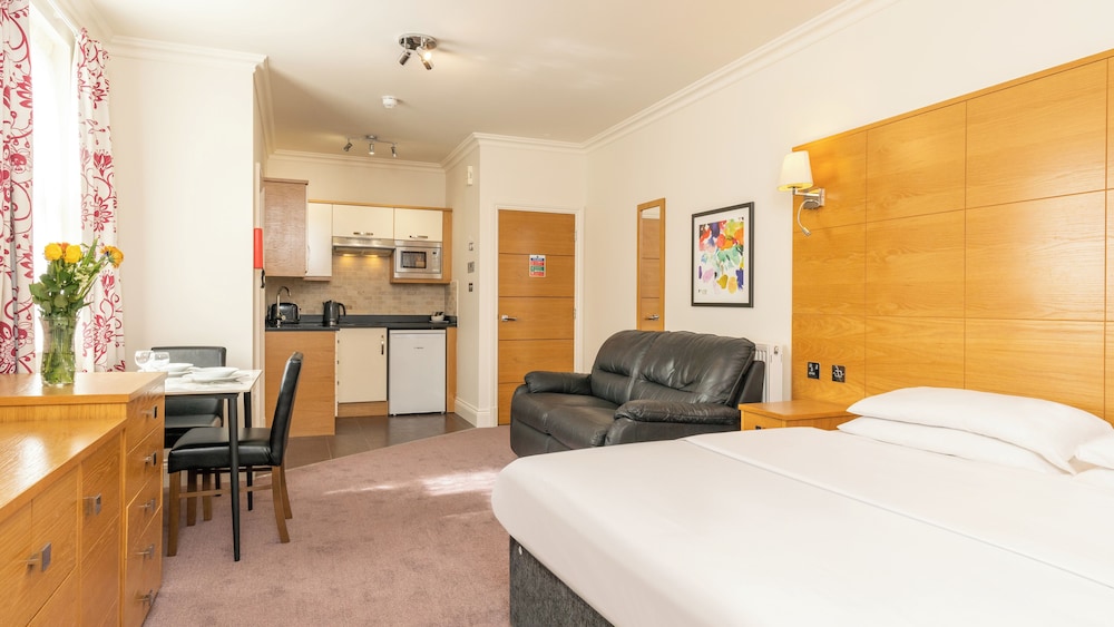 Teddington Lodge — 4-Star Luxury Hotel in Teddington, United Kingdom