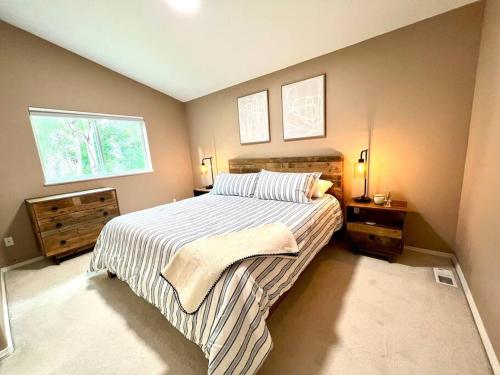 Contemporary Turnagain Townhome — Anchorage — photo 5