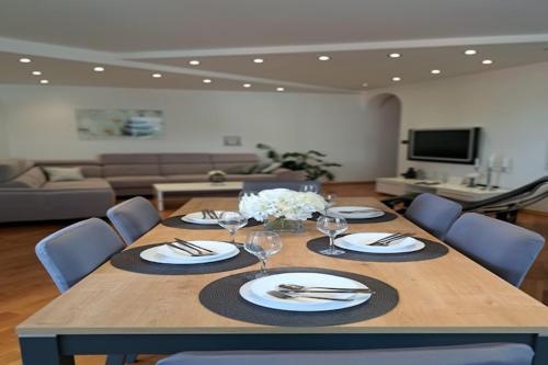 Apartment The Big Chill Three Bedroom Apartment with Terrace Balcony and Jacuzzi