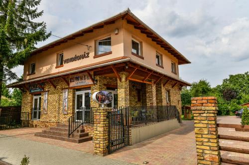 Toscan Panzió — hotel in Gyal