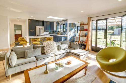 Sophisticated Country Home Steps from the Lake — 4-Star Luxury Hotel in Fort Bragg, United States