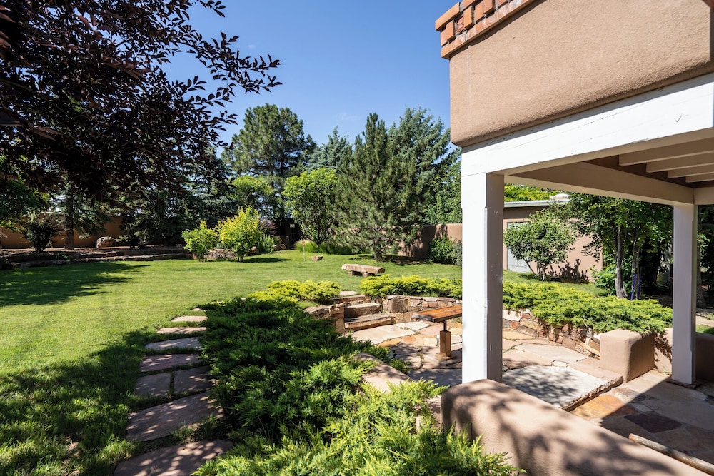 Casita Contenta by Kokopelli Property Management — 4-Star Luxury Hotel in Santa Fe, United States