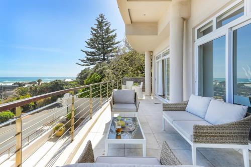 Bakoven Sunsets Luxury Apt with sea views & pool