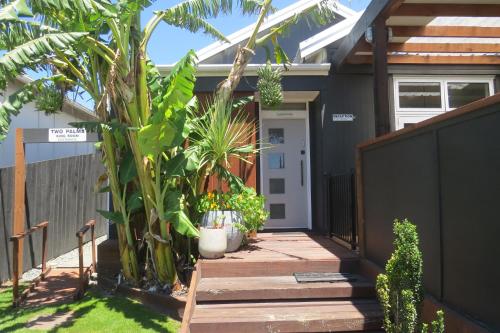 Two Palms — hotel in Gisborne
