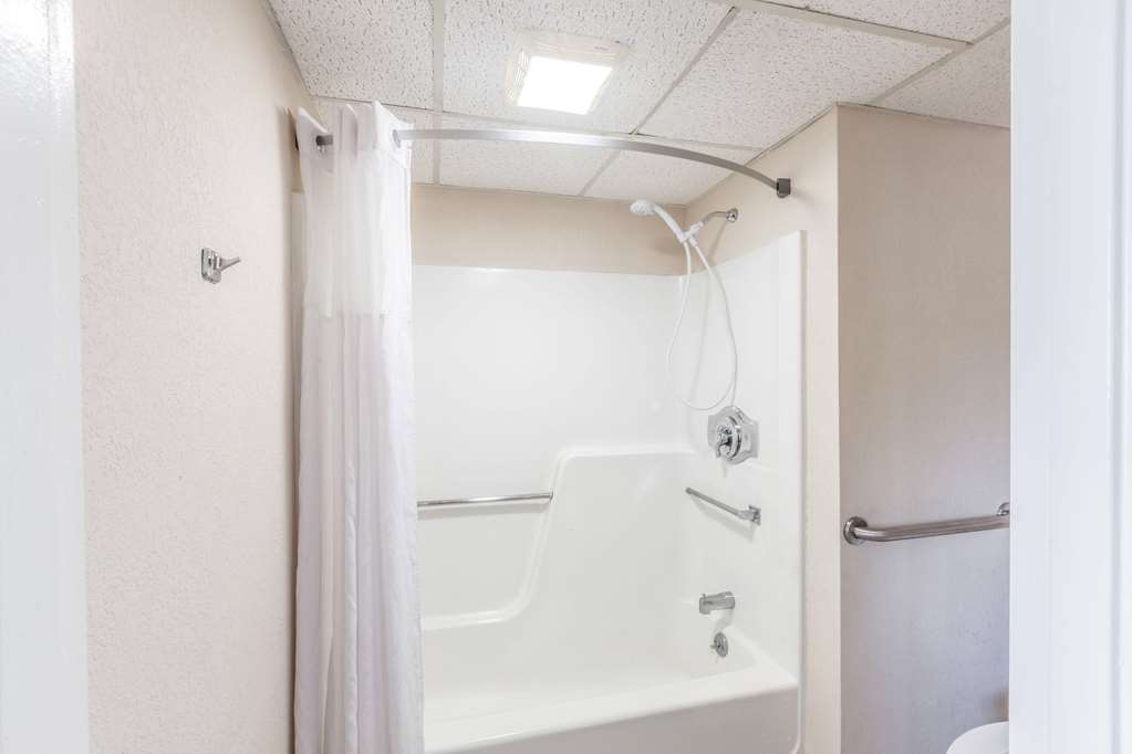Days Inn by Wyndham Syracuse - photo 10