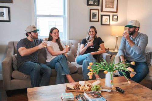 Historic Family Home Walk to Bars & Restaurants — 4-Star Luxury Hotel in Nashville, United States