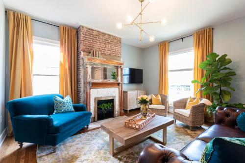 Bourbon Suites Foodies Bourbon 2 Living Rooms — Louisville