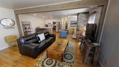 Ski_view_condo_01 — 4-Star Luxury Hotel in Taos, United States