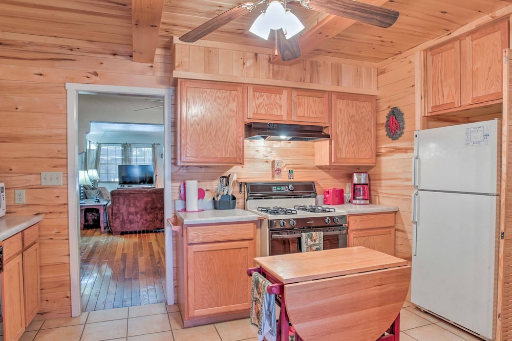 Ruidoso Lil Mountain Getaway with Golf Course View in Ruidoso, United States