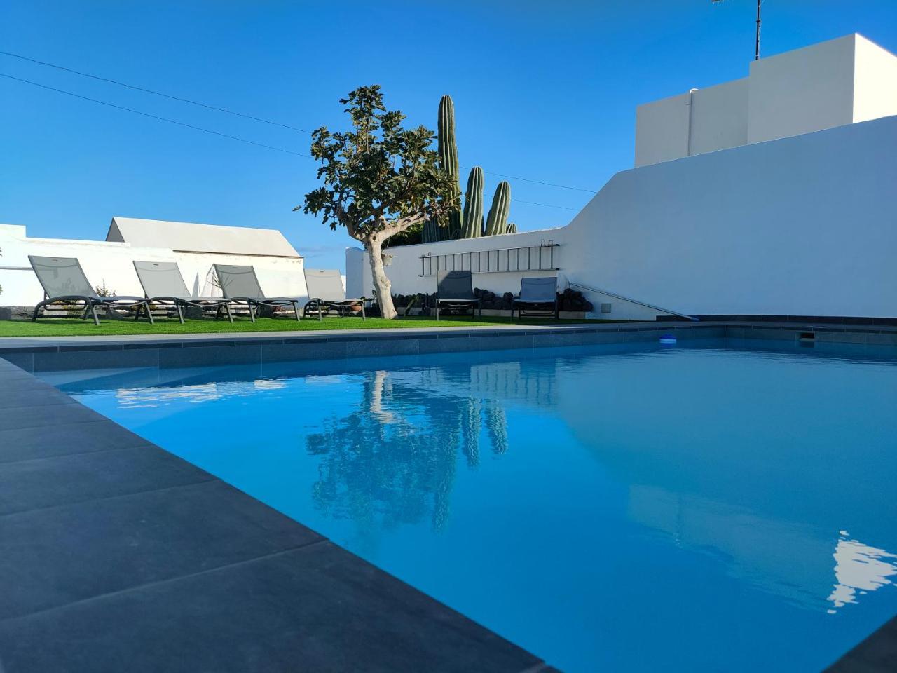Villa Carpe Diem En Puerto Del Carmen — 4-Star Luxury Hotel in Puerto Del Carmen, Spain