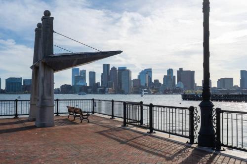 Boston Skyline Stay 1BR with City Views — 4-Star Luxury Hotel in Boston, United States