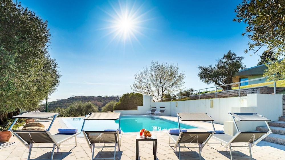 Villa Degli Ulivi 8 Emma Villas — 4-Star Luxury Hotel in Verona, Italy