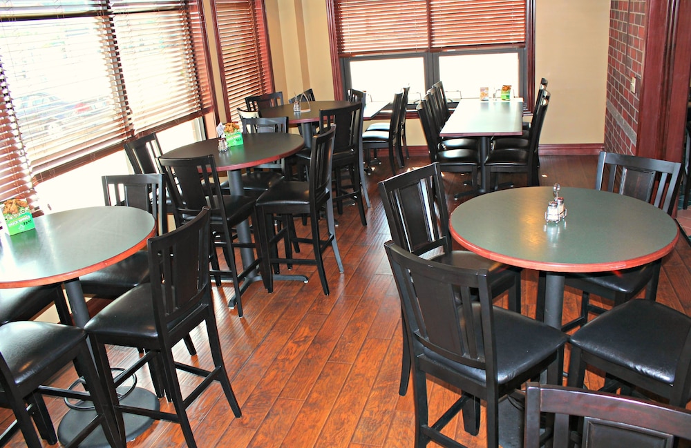 Express Suites Riverport Inn & Suites - photo 45