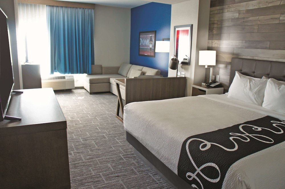 Economy Inn and Suites - photo 6
