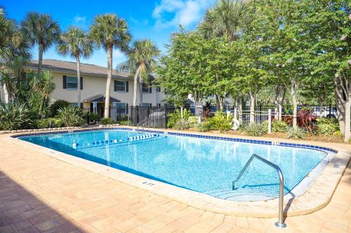 Sunnyside Palms 2BR Poolside 5 min to Beach — 4-Star Luxury Hotel in Largo, United States
