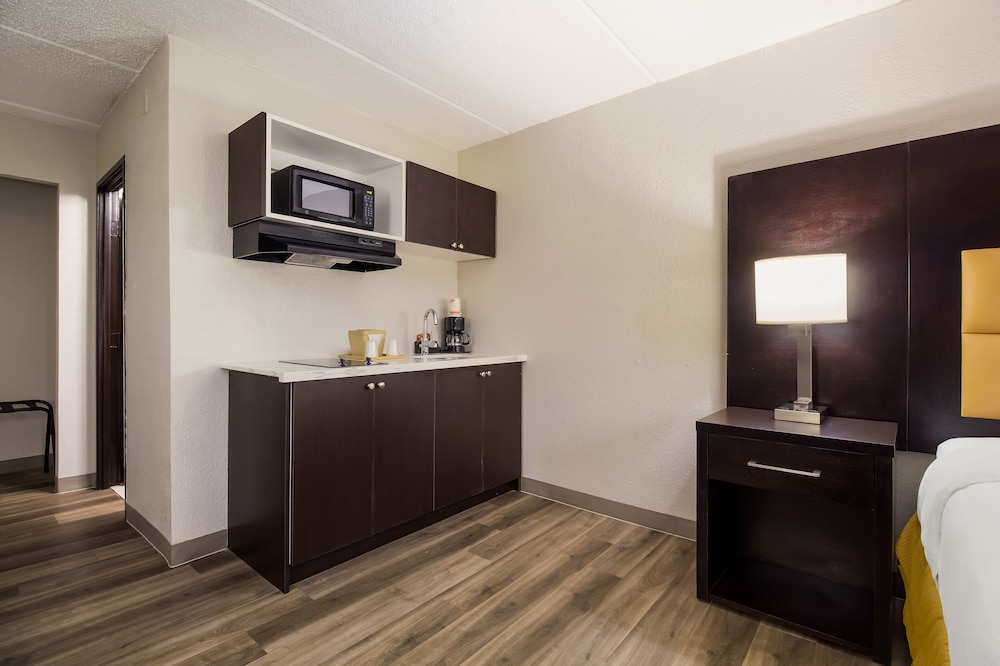 Clarion Pointe Lake Jackson Clute - photo 26