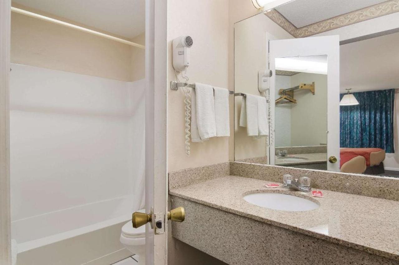 Econo Lodge Calhoun North Damascus - photo 28