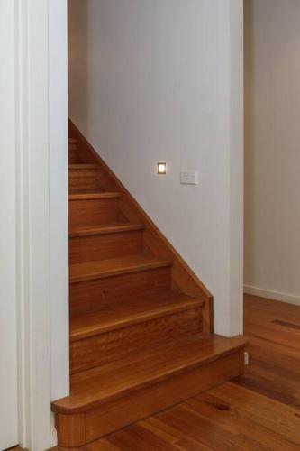 East Brighton Townhouse by Ready Set Host — 4-Star Luxury Hotel in Melbourne, Australia