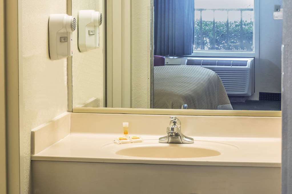 Days Inn by Wyndham Lake Park Valdosta - photo 4