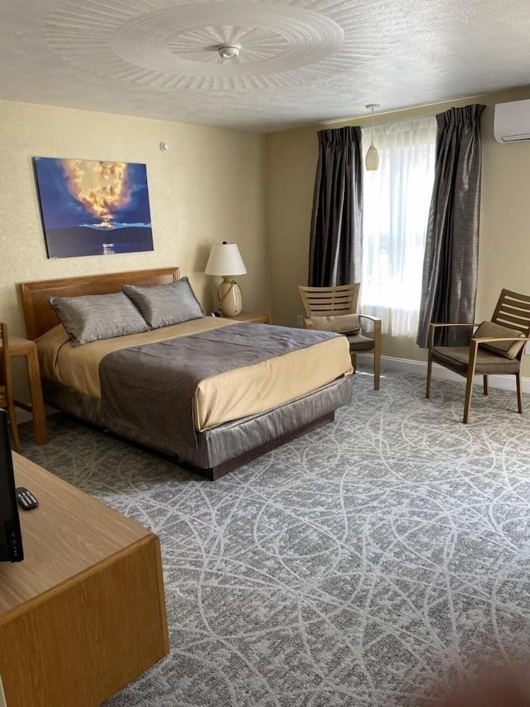 Lake Front Hotel - photo 10