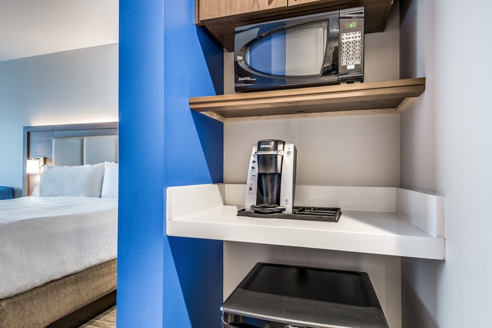 Holiday Inn Express & Suites Denton South by IHG - photo 8