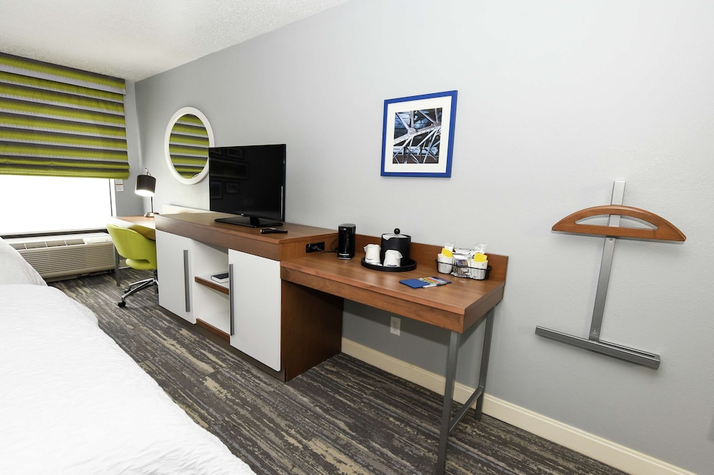 Hampton Inn Youngstown North - photo 13