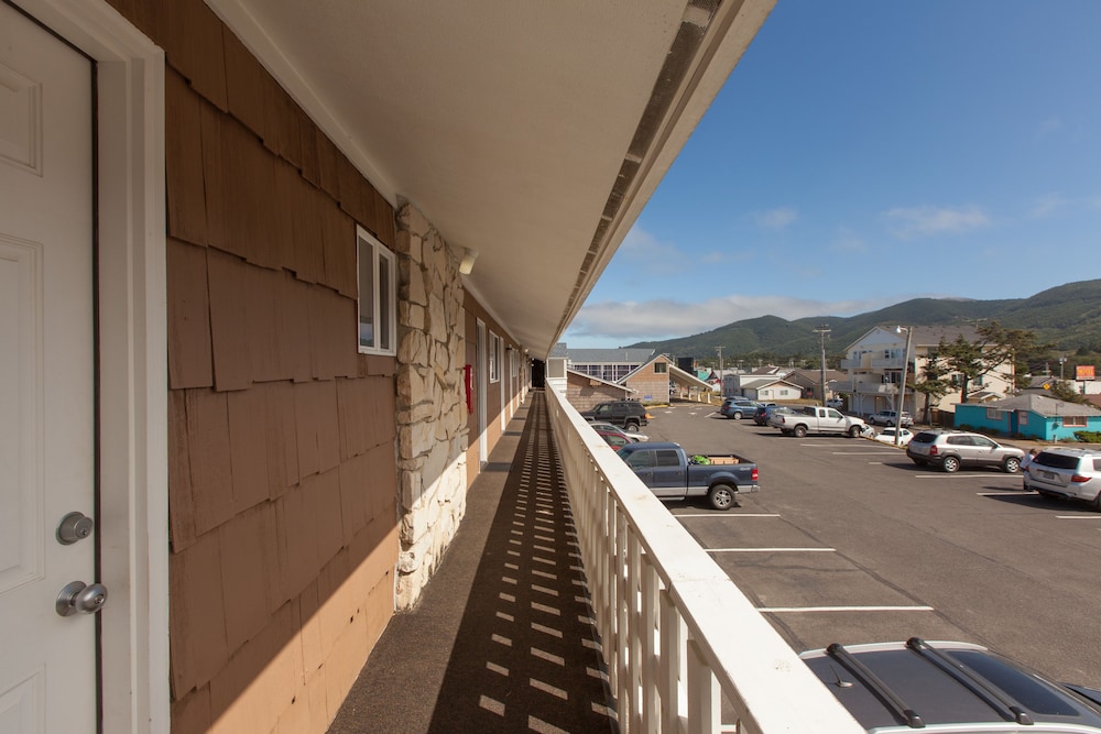 Silver Sands Motel - photo 29