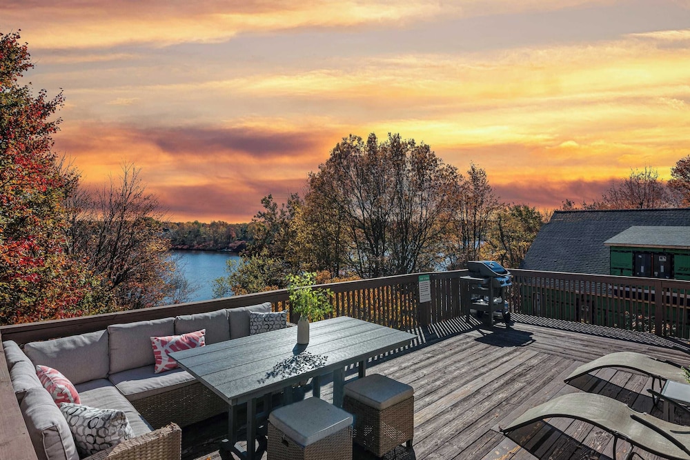 Emerald Bluff by Avantstay Lake Views Deck Fire Pit Game Room — hotel in Emerald Lakes