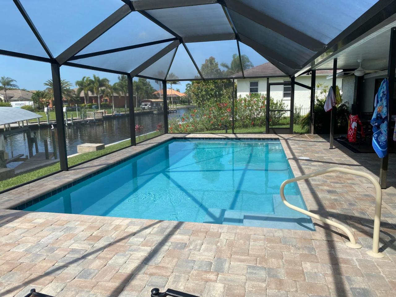 Just beachy Pool Gulf access in Cape Coral, United States