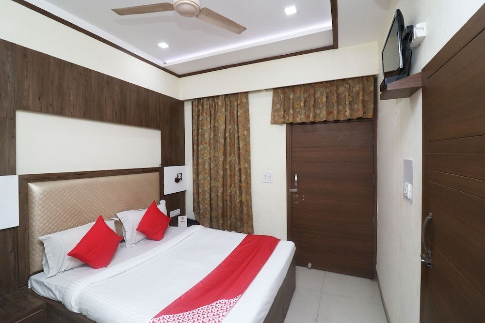 Oyo 24557 Amba Inn - last minute hotel in Agra