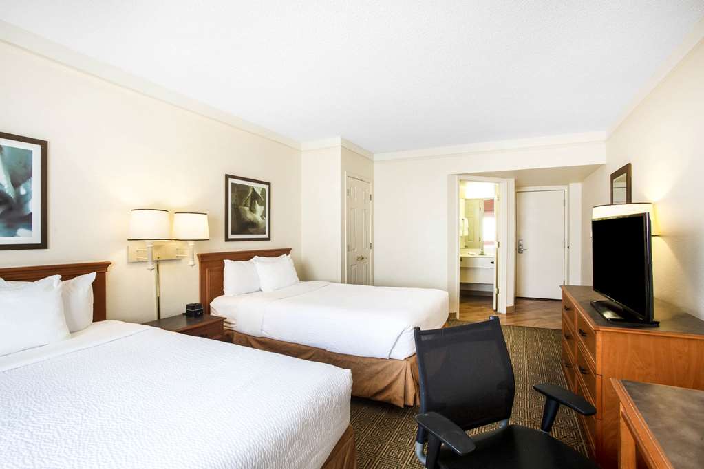 La Quinta Inn by Wyndham Austin Capitol Downtown - photo 12