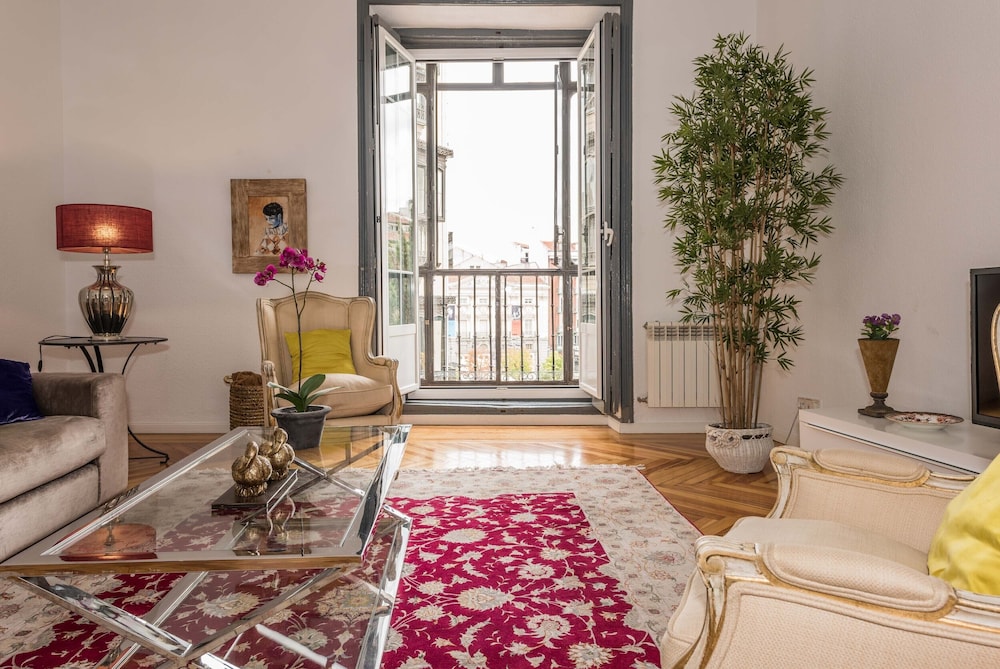 Apartamentos Plaza Santa Ana — 4-Star Luxury Hotel in Madrid, Spain