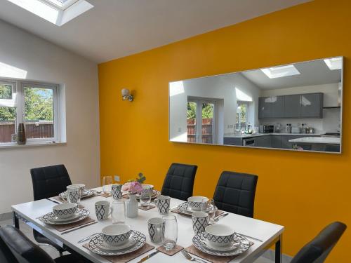 Luxurious Detached Holiday House Free Parking near Airport Town Centre Railway Station — 4-Star Luxury Hotel in Luton, United Kingdom